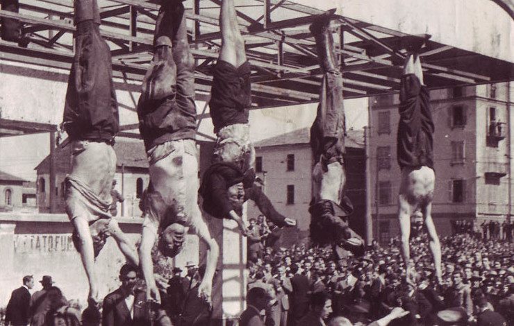 Mussolini_e_Petacci_a_Piazzale_Loreto,_1945