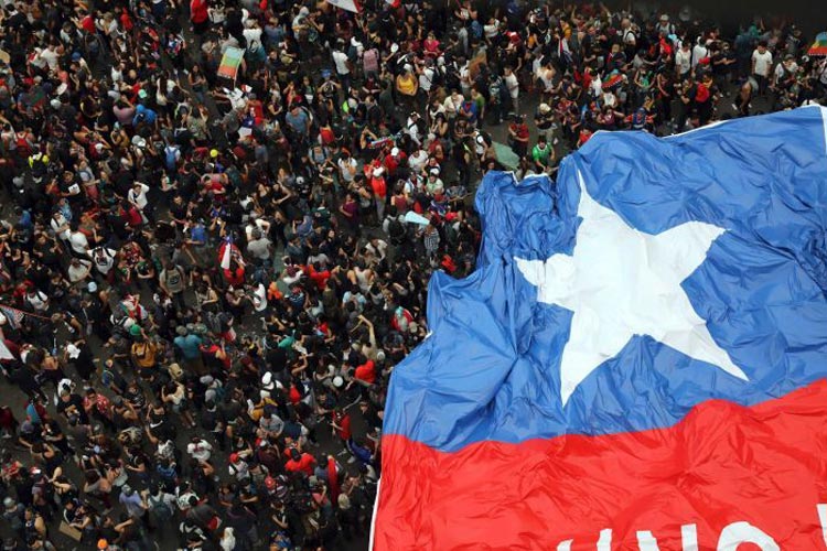 Διαδηλωτές στη Χιλή, που δεν είναι όαση για τους πολλούς