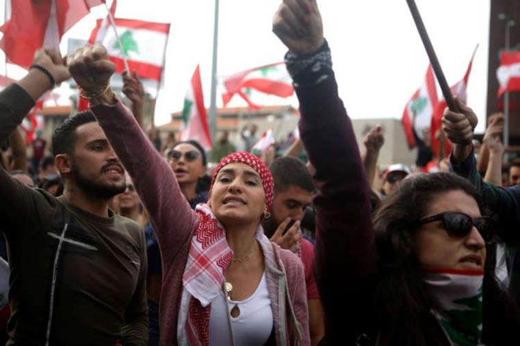 οι μαζικές διαδηλώσεις στον Λίβανο ανάγκασαν σε παραίτηση την κυβέρνηση Χαρίρι
