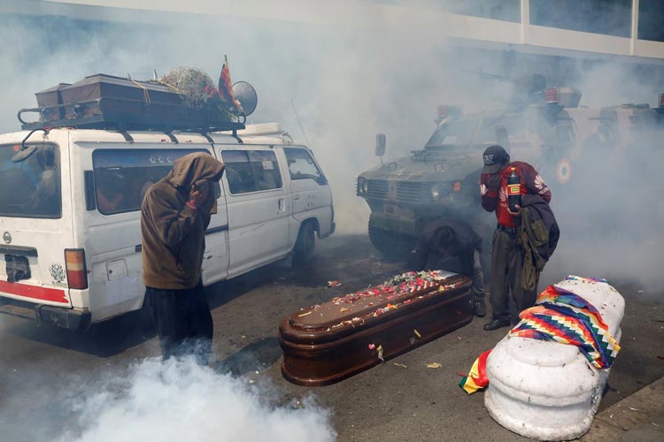 Βολιβία αστυνομία διαδηλωτές φέρετρα θύματα Μοράλες πραξικόπημα