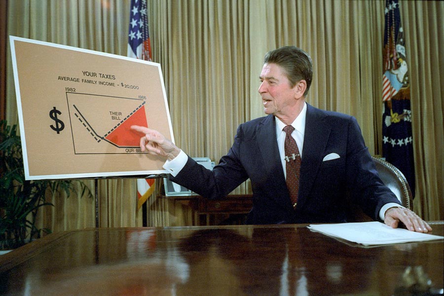 https://info-war.gr/wp-content/uploads/2020/12/1280px-President_Ronald_Reagan_addresses_the_nation_from_the_Oval_Office_on_tax_reduction_legislation.jpg
