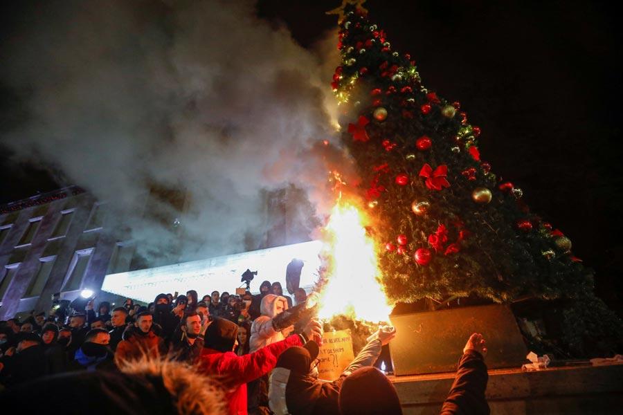 Τίρανα χριστουγεννιάτικο δέντρο φωτιά δολοφονία αστυνομία