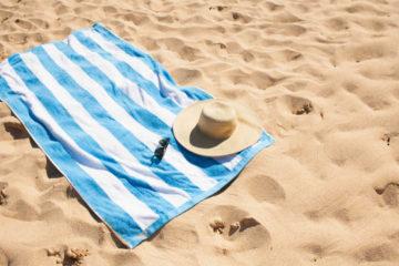 πετσέτα διεκδίκηση αστική τάξη τουρίστες παραλίες νομιμότητα