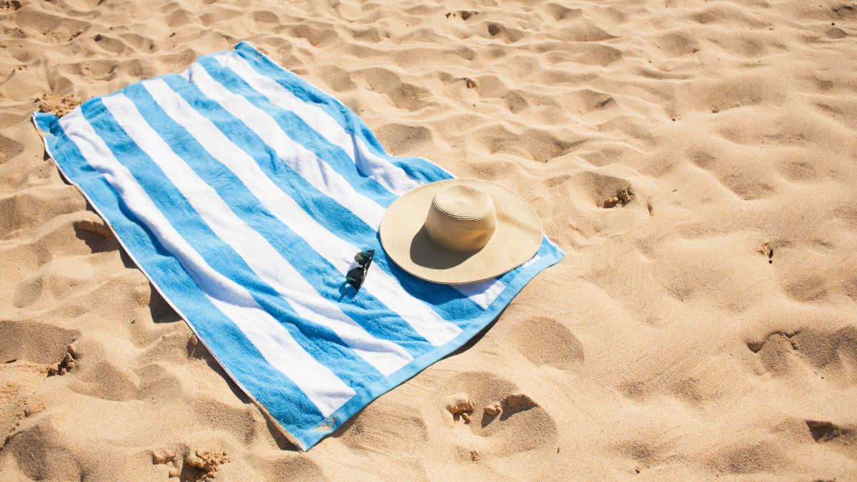 πετσέτα διεκδίκηση αστική τάξη τουρίστες παραλίες νομιμότητα