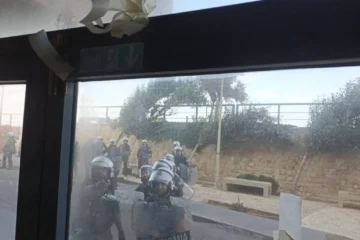 Φωτογραφία μέσα από τα γραφεία του Αθλητικού Συλλόγου Ηρακλείου «Τηγανίτης», με δυνάμεις των ΜΑΤ να φαίνονται απειλητικά έξω από το παράθυρο.