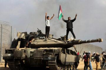 Παλαιστίνιοι σε ισραηλινό άρμα μάχης