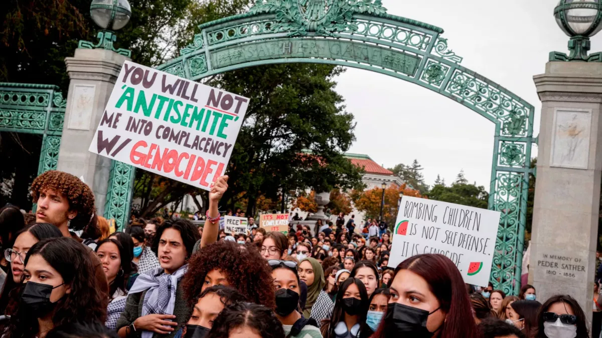 Φοιτητική διαδήλωση στο πανεπιστήμιο της Καλιφόρνια στο Μπέρκλι ενάντια στη γενοκτονία των Παλαιστινίων στη Γάζα από το Ισραήλ.