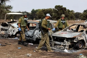 Πληθαίνουν οι παραδοχές πως πολλά από τα θύματα της 7ης Οκτωβρίου ήταν αποτέλεσμα «φίλιων πυρών» των ισραηλινών δυνάμεων. Όμως το Ισραήλ αρνείται την έρευνα.