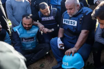 Έπειτα από τη σύζυγο, την κόρη, τον νεαρό γιο, εννιά ακόμη μέλη της οικογένειάς του και τον εικονολήπτη του, ο Παλαιστίνιος δημοσιογράφος Wael al-Dahdouh έχασε πλέον και τον μεγαλύτερο γιο του. Όμως συνεχίζει ακάθεκτος στο καθήκον του.
