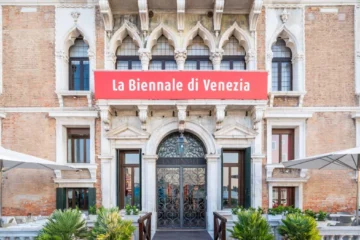 Καλλιτέχνες, και εργαζόμενοι στον τομέα του πολιτισμού συνυπογράφουν επιστολή που καλεί τη διεύθυνση της Μπιενάλε Βενετίας να αποκλείσει το Ισραήλ.