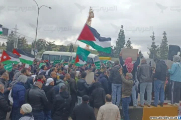 Διαδηλωτές στην Ιορδανία σχημάτισαν ανθρώπινη αλυσίδα διαμαρτυρόμενοι για τη χρήση χερσαίου εμπορικού διαδρόμου από τα ΗΑΕ προς το Ισραήλ.