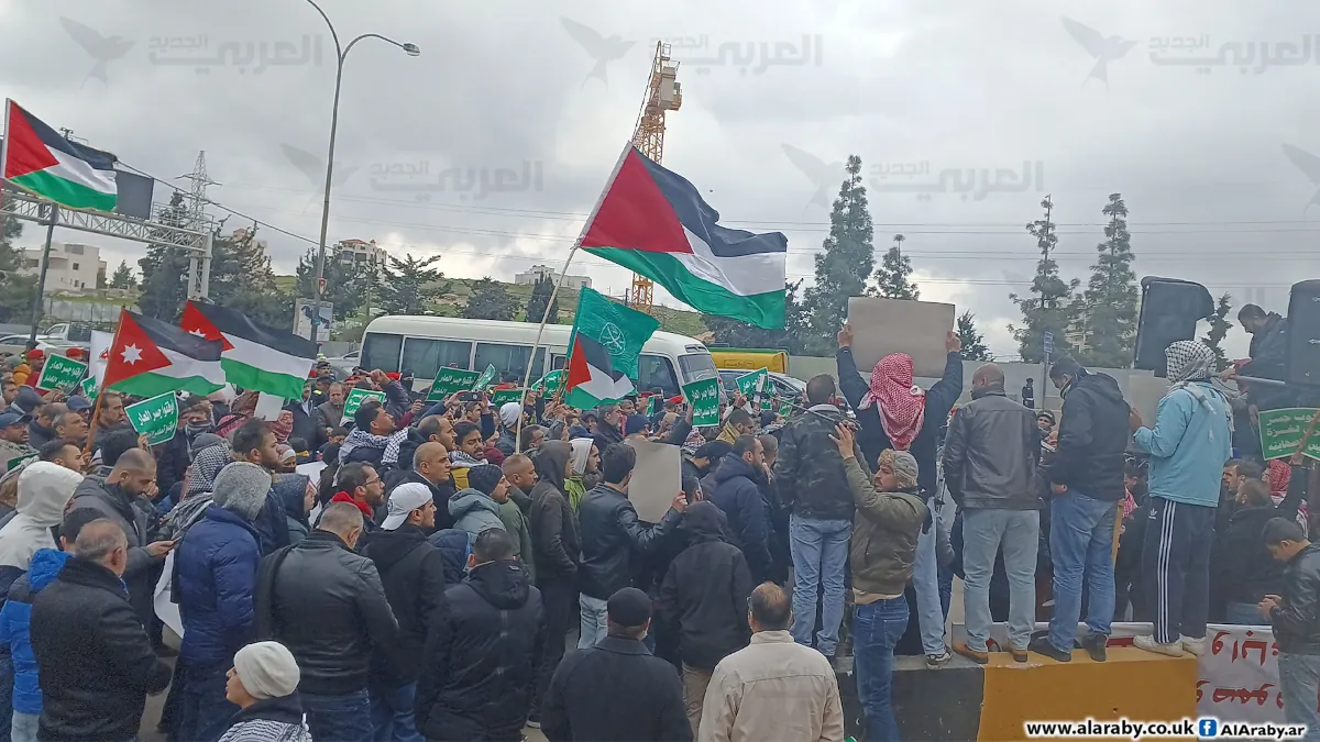 Διαδηλωτές στην Ιορδανία σχημάτισαν ανθρώπινη αλυσίδα διαμαρτυρόμενοι για τη χρήση χερσαίου εμπορικού διαδρόμου από τα ΗΑΕ προς το Ισραήλ.
