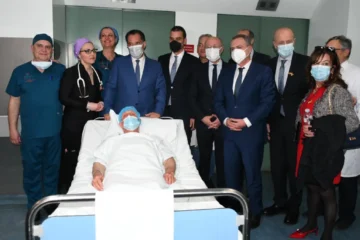 Ο υπουργός Υγείας Άδωνις Γεωργιάδης ποζάρει με τον ασθενή του πρώτου επί πληρωμή απογευματινού χειρουργείου.