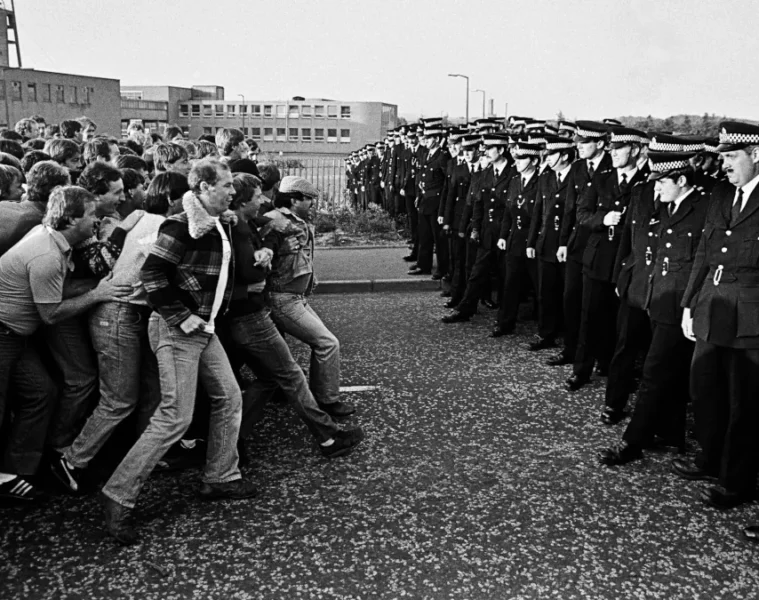 Ανθρακωρύχοι αντιμέτωποι με δυνάμεις της βρετανικής αστυνομίας στη Σκωτία το 1984, κατά της διάρκεια της απεργίας ενάντια στην κυβέρνηση της Μάργκαρετ Θάτσερ.