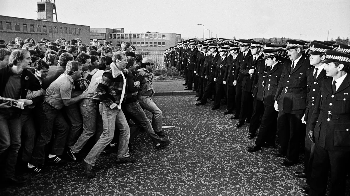 Ανθρακωρύχοι αντιμέτωποι με δυνάμεις της βρετανικής αστυνομίας στη Σκωτία το 1984, κατά της διάρκεια της απεργίας ενάντια στην κυβέρνηση της Μάργκαρετ Θάτσερ.