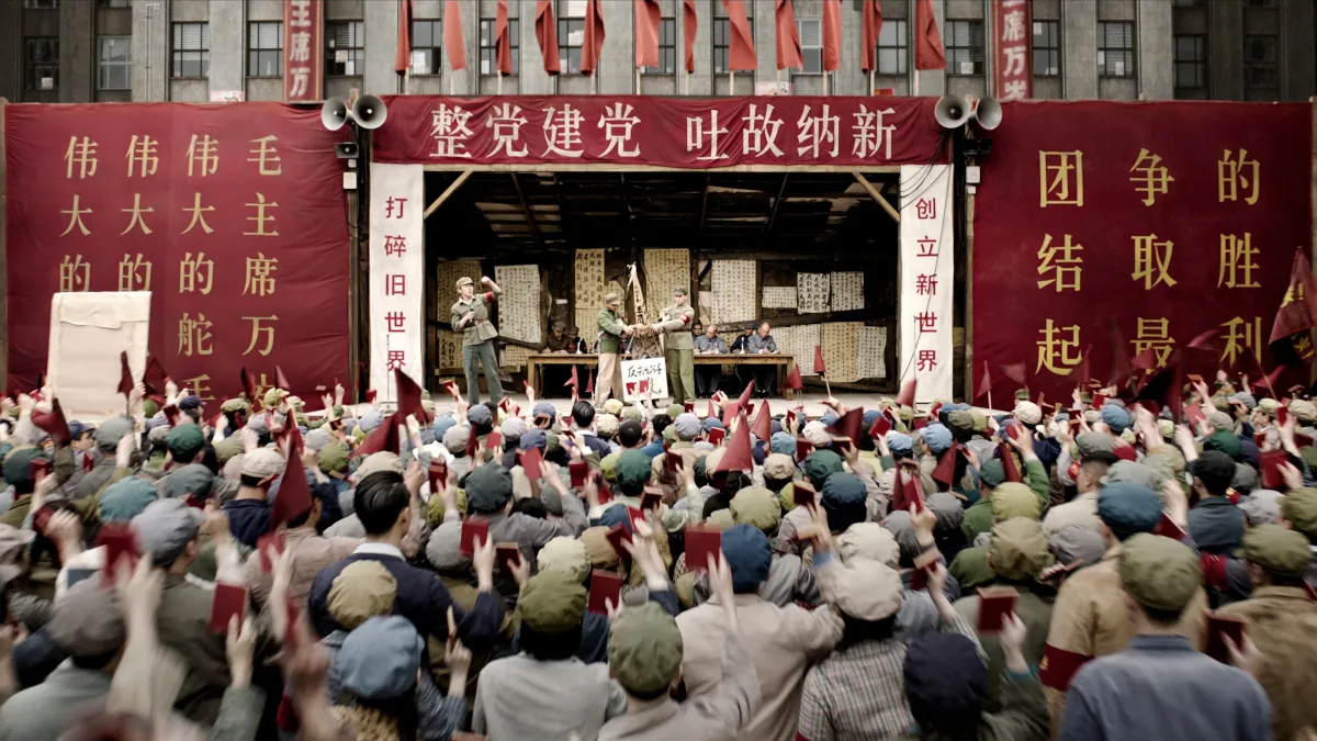Σκηνή εκτέλεσης ενός επιστήμονα στη μαοϊκή Κίνα, από τη νέα σειρά του Netflix «3 Body Problem», βασισμένη στο ομώνυμο βιβλίο του Κινέζου συγγραφέα Liu Cixin.