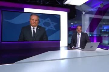 Ο Βρετανός δημοσιογράφος Κρίσναν Γκούρου-Μούρτι του καναλιού Channel 4 βάζει δύσκολα στον εκπρόσωπο της ισραηλινής κυβέρνησης, Ντέιβιντ Μένσερ.