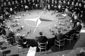 Ακούμε μερικά τραγουδάκια για τα 75 χρόνια του ΝΑΤΟ -- μία εξαιρετική ιδέα του επικεφαλής των SS, Χάινριχ Χίμλερ, ο οποίος όμως δεν έζησε για να δει την υλοποίησή της.